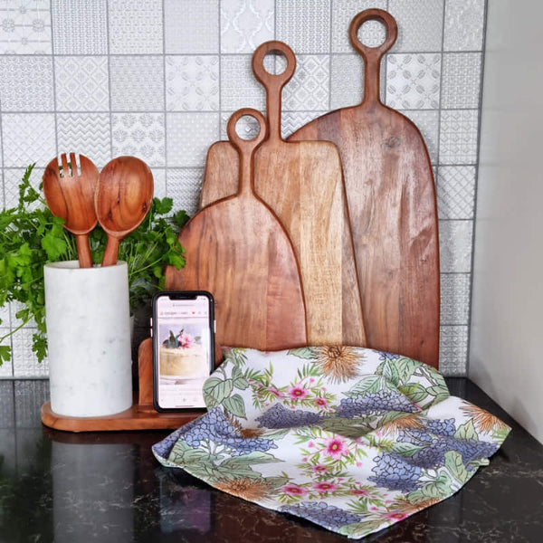 alt="A chopping board hand-crafted with acacia wood, designed to last in a kitchen area."